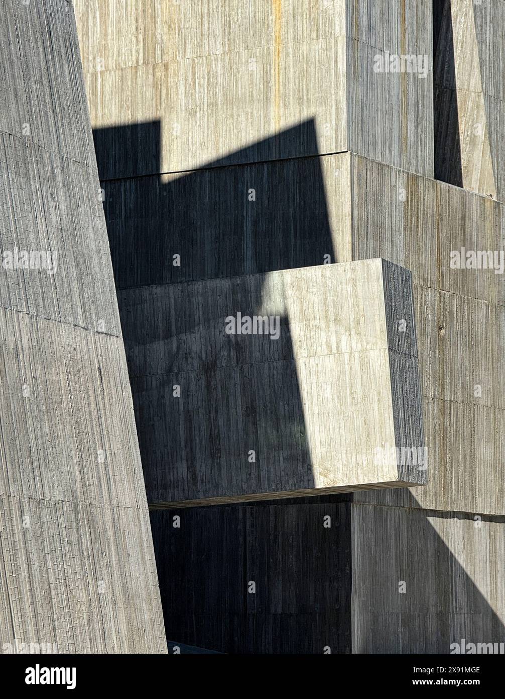 Lisbona, EDP Sede II, architettura moderna. Il nuovo edificio della società elettrica portoghese dell'architetto argentino Alejandro Aravena. Foto Stock