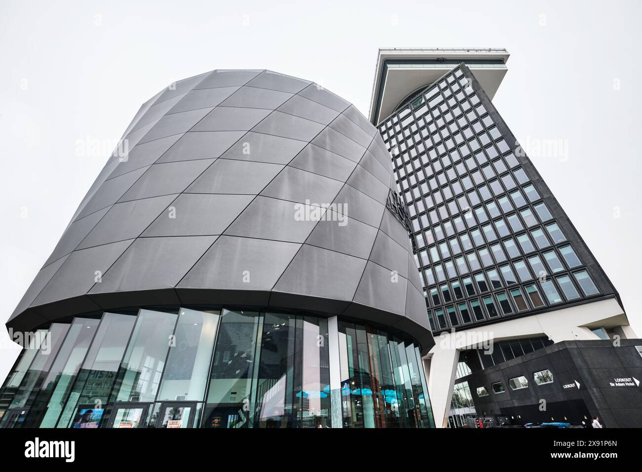 Paesi Bassi, Amsterdam - 10 aprile 2024: Questa è Olanda, la migliore esperienza di volo ad Amsterdam, edificio moderno Overhoeksplein Foto Stock