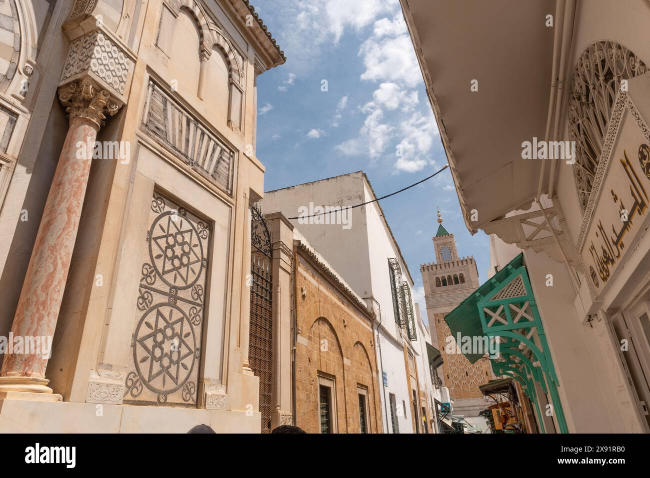 Vista panoramica del minareto della Moschea al-Zaytuna nella Medina, la più antica moschea della capitale tunisina, Tunisi. Nord Africa. Foto Stock