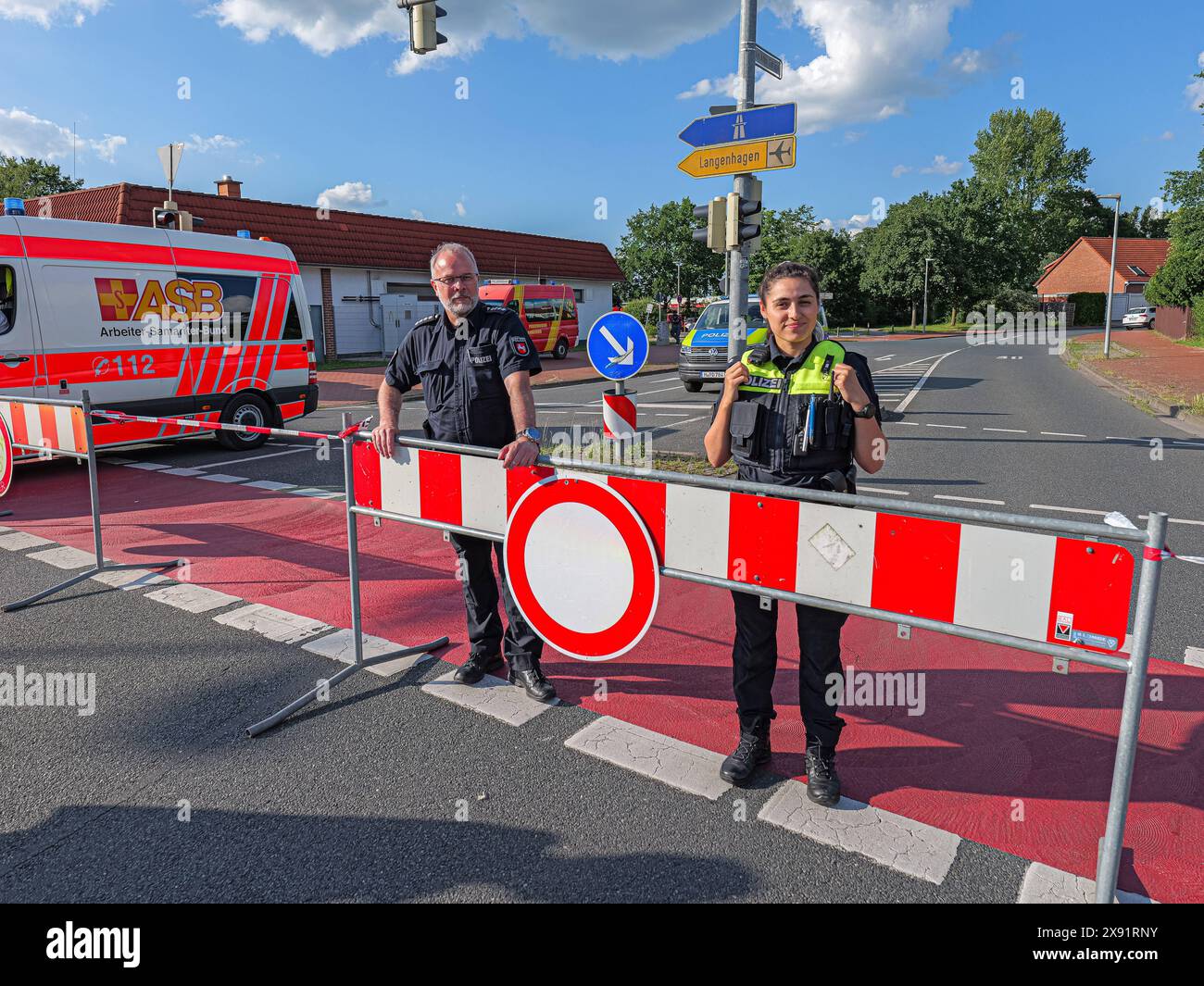 Kampfmittelbeseitigung in Hannover-Bothfeld Ab 18:00 Uhr War das Gebiet durch die Polizei weiträumig abgesperrt. *** Smaltimento di ordigni esplosivi a Hannover Bothfeld dalle 18.00. L'area è stata delimitata dalla polizia Copyright: xBerndxGüntherx Foto Stock