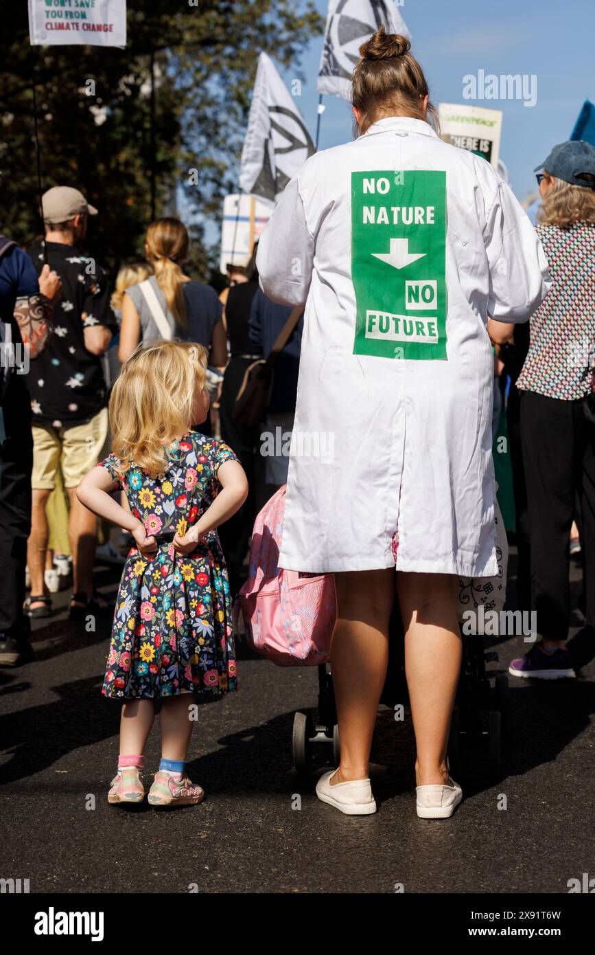 16 settembre 2023. Westminster, Londra, Regno Unito. Da marzo alla fine dei combustibili fossili. Scienziato e bambino. Foto Stock