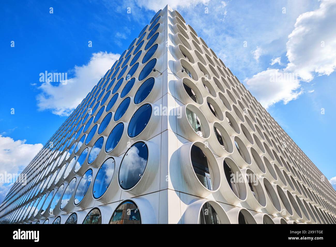 Paesi Bassi, Amsterdam - 10 aprile 2024: Ravel Residence, Student Experience nel quartiere Zuidas, un moderno centro studentesco con facciata architettonica moderna Foto Stock