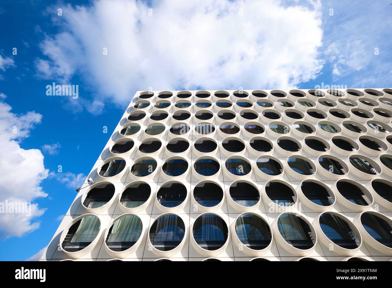 Paesi Bassi, Amsterdam - 10 aprile 2024: Ravel Residence, Student Experience nel quartiere Zuidas, un moderno centro studentesco con facciata architettonica moderna Foto Stock