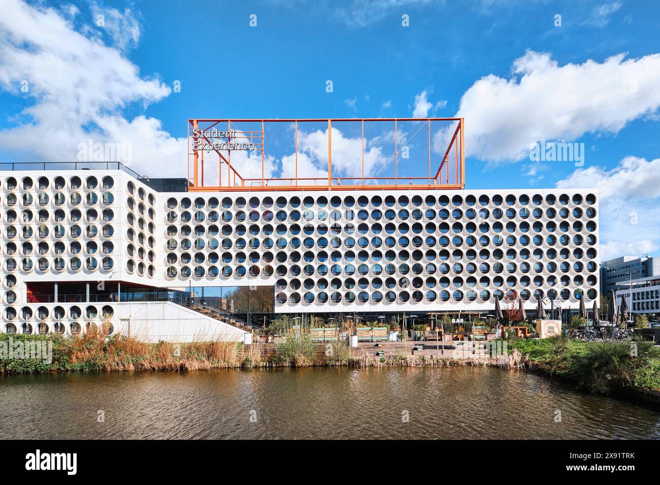 Paesi Bassi, Amsterdam - 10 aprile 2024: Ravel Residence, Student Experience nel quartiere Zuidas, un moderno centro studentesco con facciata architettonica moderna Foto Stock