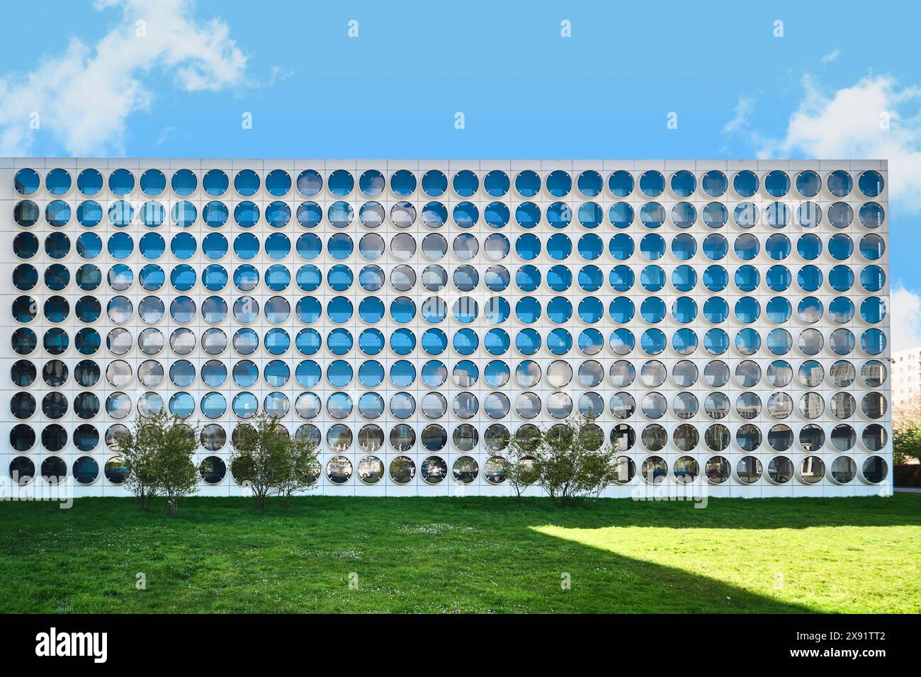 Paesi Bassi, Amsterdam - 10 aprile 2024: Ravel Residence, Student Experience nel quartiere Zuidas, un moderno centro studentesco con facciata architettonica moderna Foto Stock