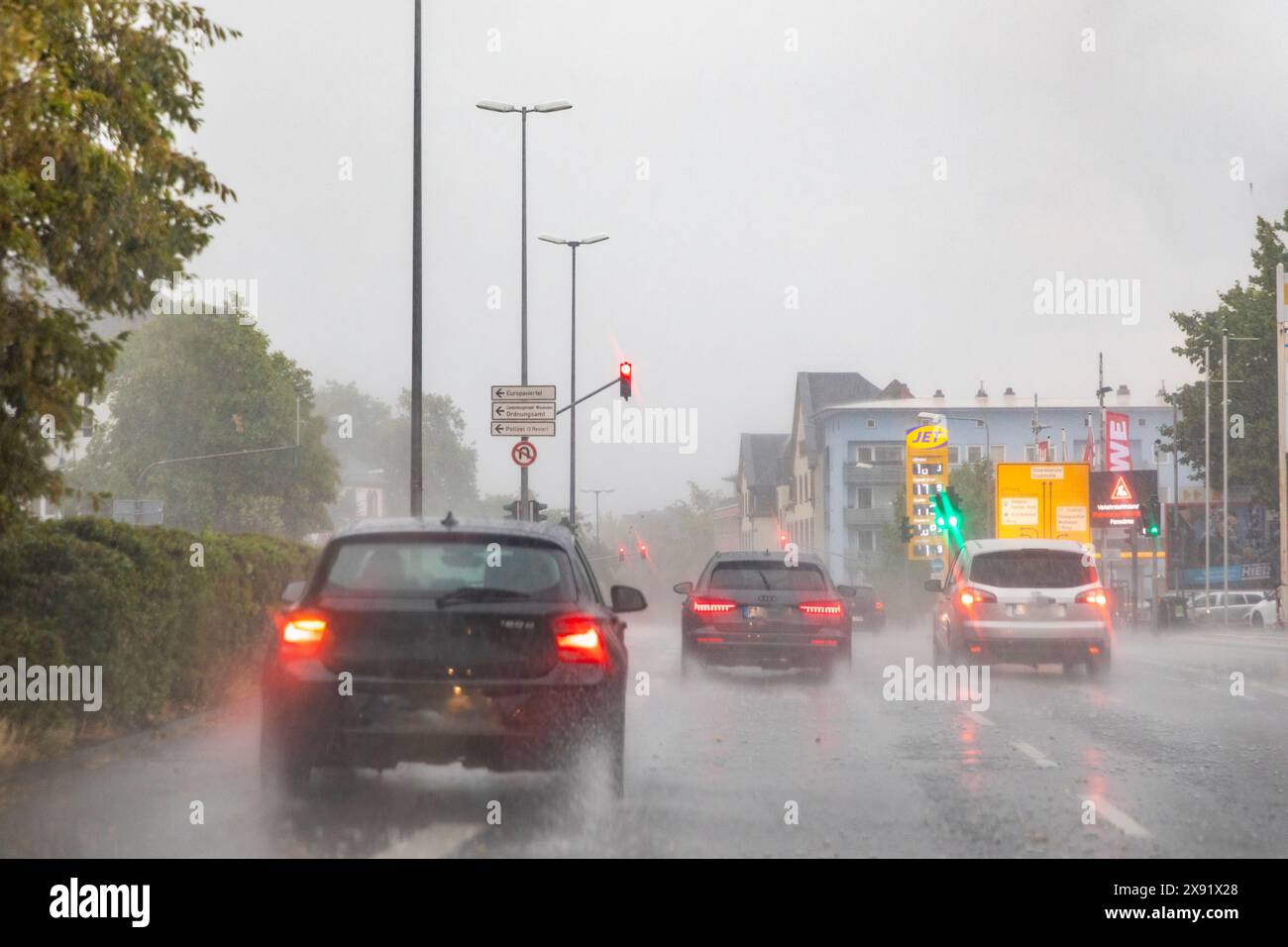 Wiesbaden, Germania - 15 luglio 2023: Visuale limitata dall'auto in caso di pioggia intensa e tempesta dal punto di vista del conducente come simbolo del traffico che guida in cattive condizioni Foto Stock