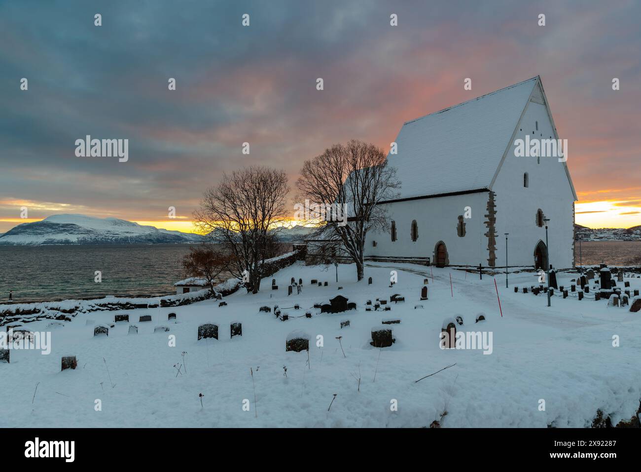 La cappella di Harstad alla luce dell'inizio dell'inverno, Lofoten, Norvegia settentrionale Foto Stock