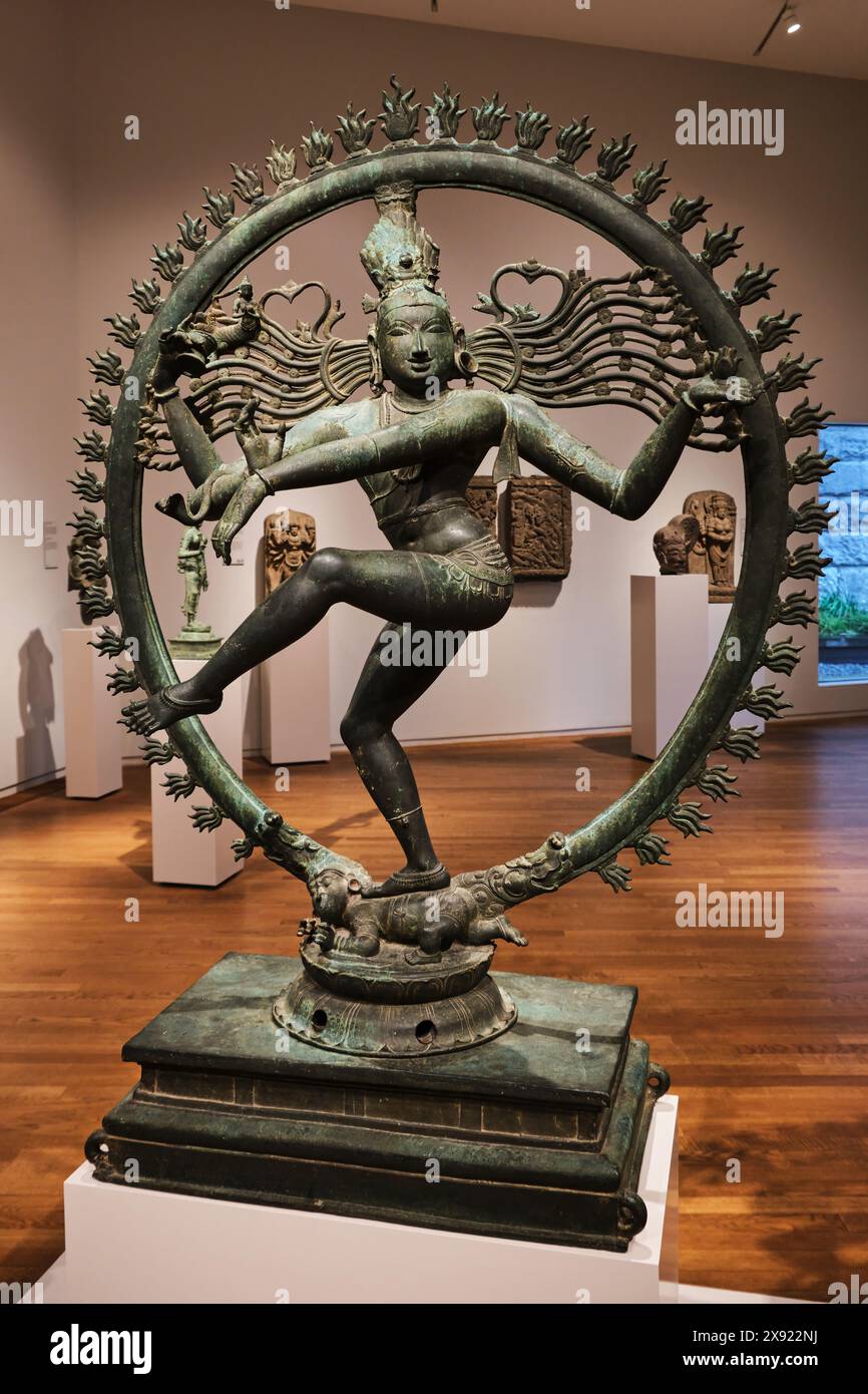 Olanda, Amsterdam - 10 aprile 2024: Statua in bronzo di Shiva Nataraja del XII secolo, India. Al Rijksmuseum Foto Stock