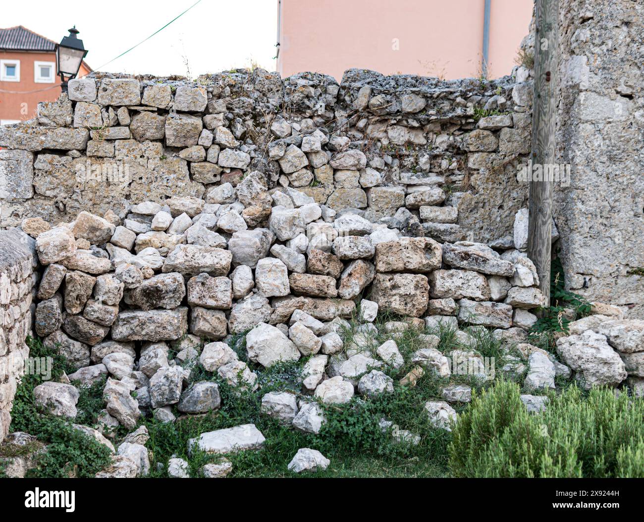 Struttura di un vecchio muro in pietra Foto Stock