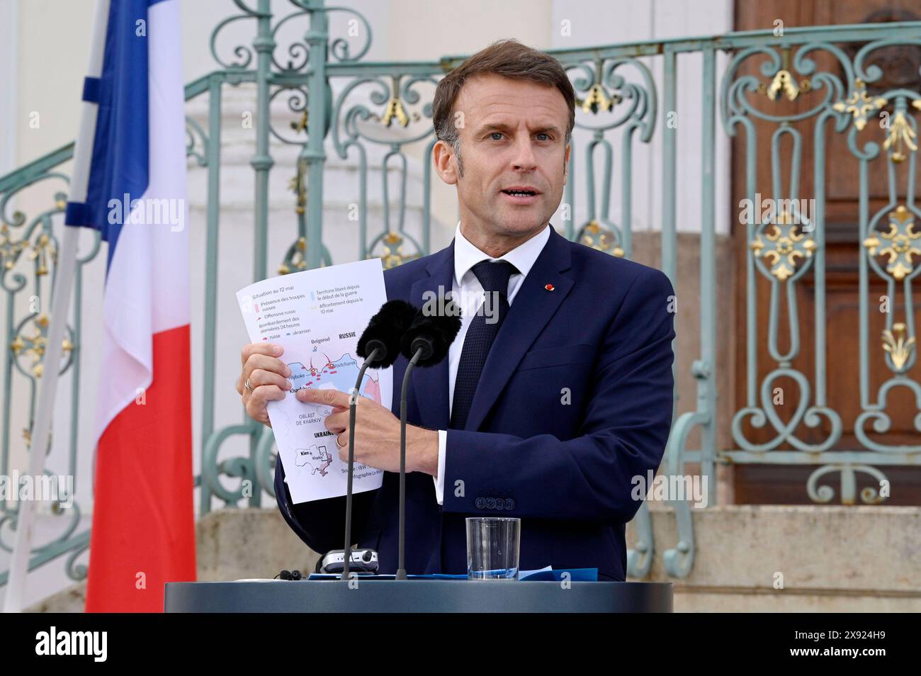 Emmanuel Macron beim Treffen des Deutsch-Französischen Ministerrats im Gästehaus der Bundesregierung Schloss Meseberg. Meseberg, 28.05.2024 *** Emmanuel Macron alla riunione del Consiglio dei ministri franco-tedesco presso il governo federale Guest House Meseberg Castle Meseberg, 28 05 2024 foto:XF.xKernx/xFuturexImagex macron scholz 4561 Foto Stock