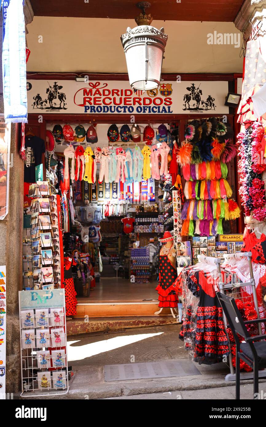 Madrid, Spagna - 8 aprile 2024: Tipico negozio di souvenir spagnolo nella città di Madrid Foto Stock