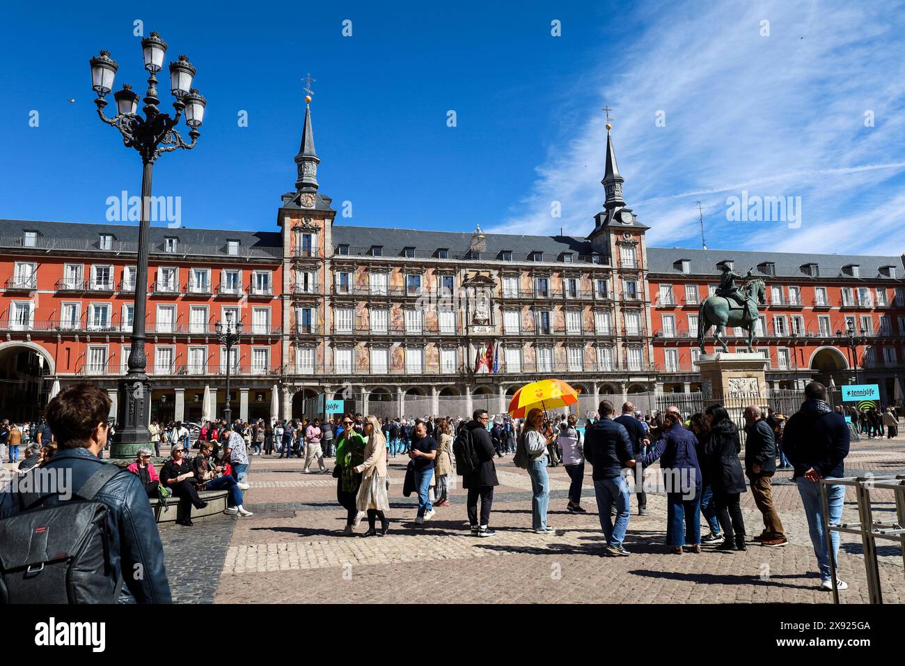 Madrid, Spagna - 7 aprile 2024: Splendida piazza principale di Madrid chiamata Plaza Mayor con le sue maestose facciate in un giorno di sole di primavera Foto Stock
