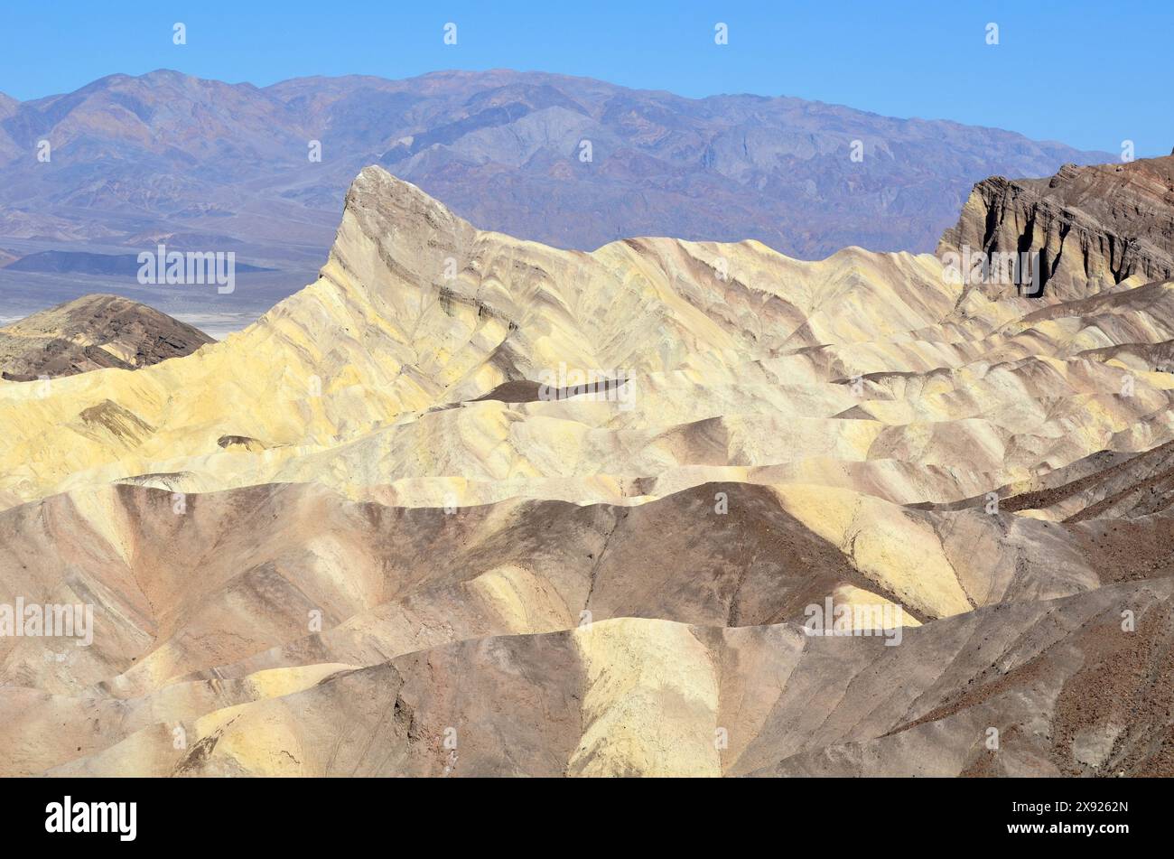 Splendide e colorate formazioni rocciose a Zabriskie Point, Death Valley, California, USA Foto Stock