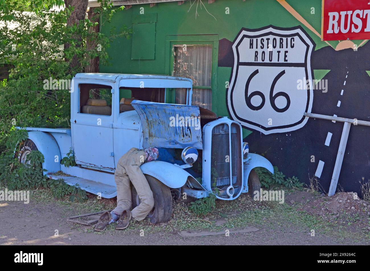 1932 pick-up Ford Model B e meccanico fittizio, Route 66, Seligman, Arizona, USA Foto Stock