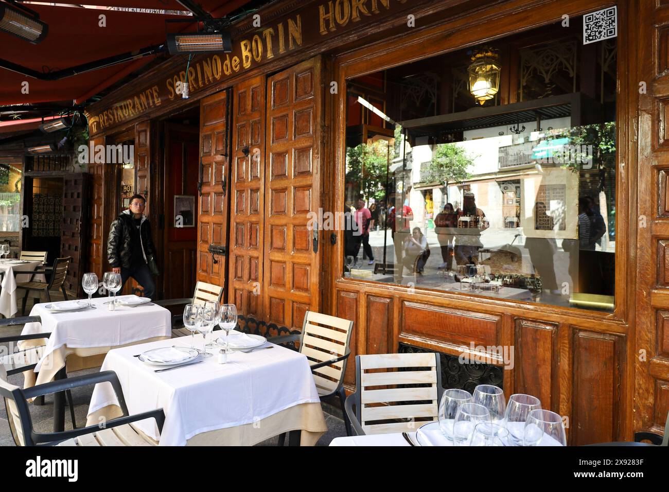 Madrid, Spagna - 14 giugno 2019: Tipico e famoso ristorante spagnolo chiamato Casa Lucio con facciata in legno nel quartiere la Latina a Madrid Foto Stock
