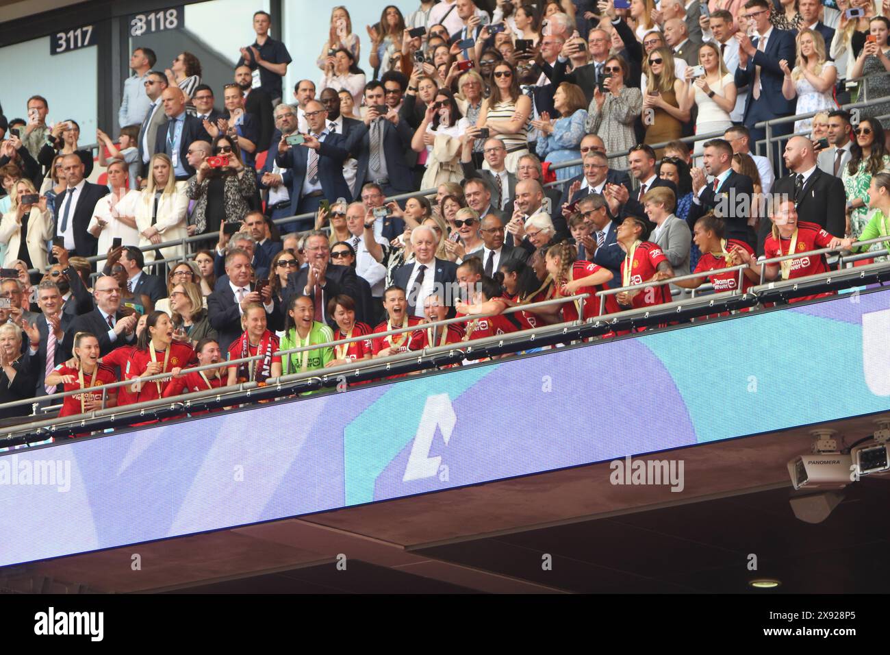 Trofeo in scatola reale finale di Adobe fa Women's Cup, Manchester United Women contro Tottenham Hotspur Women Wembley Stadium Londra Regno Unito 12 maggio 2024 Foto Stock