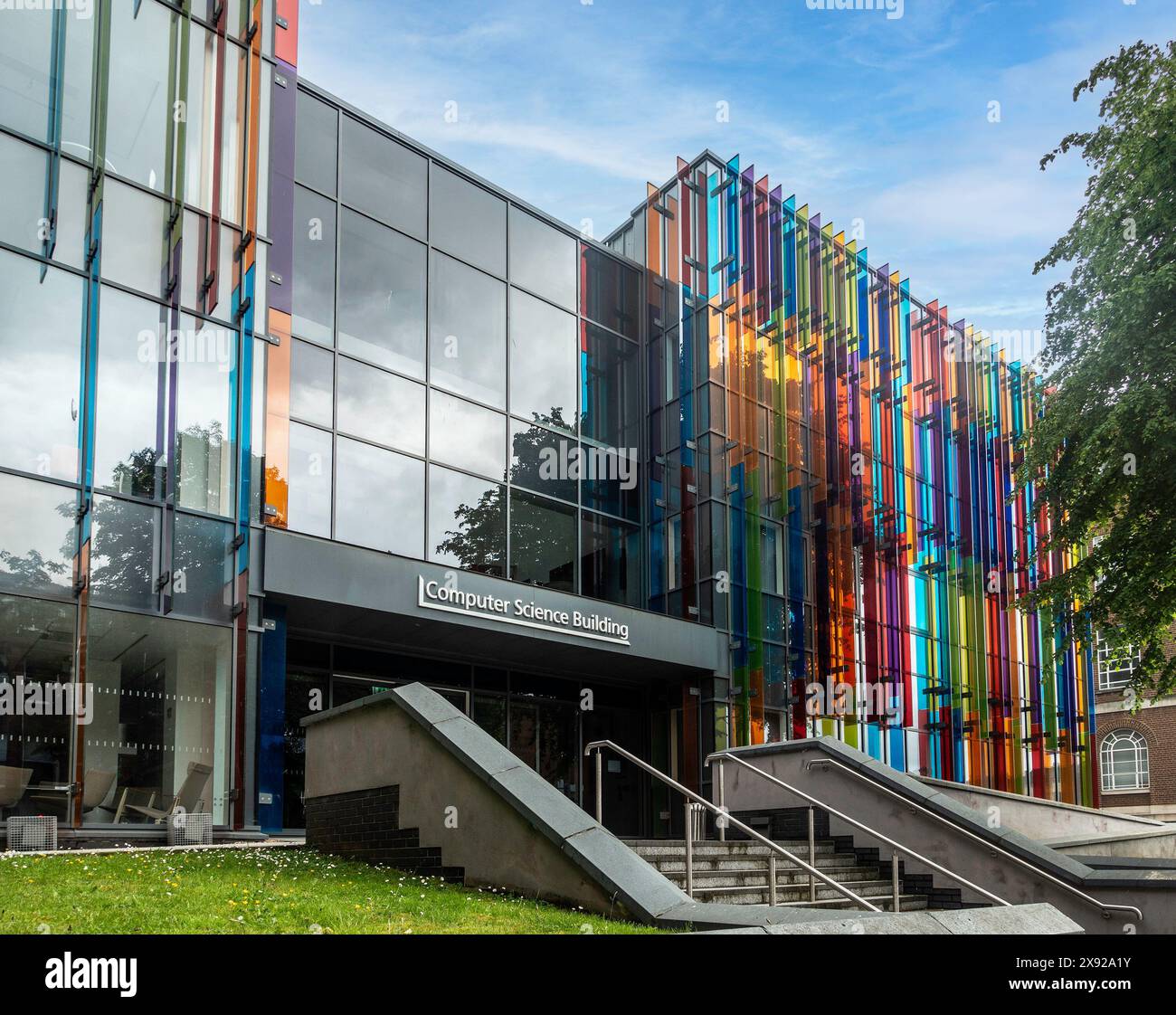L'ingresso al computer Science Building della Queens University Belfast. Foto Stock