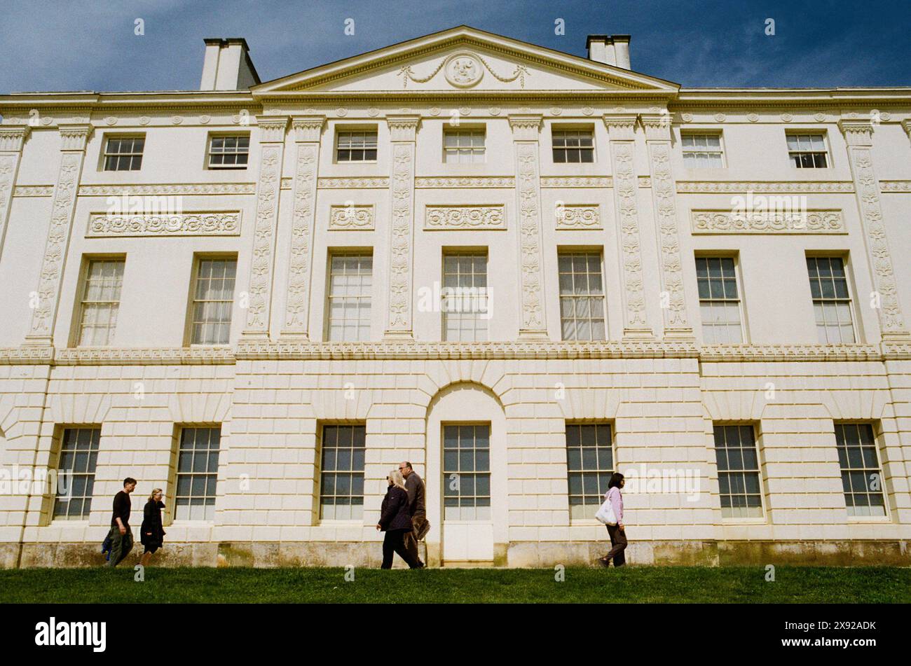 La facciata sud di Kenwood House, Hampstead Heath, Londra Regno Unito, con passanti Foto Stock