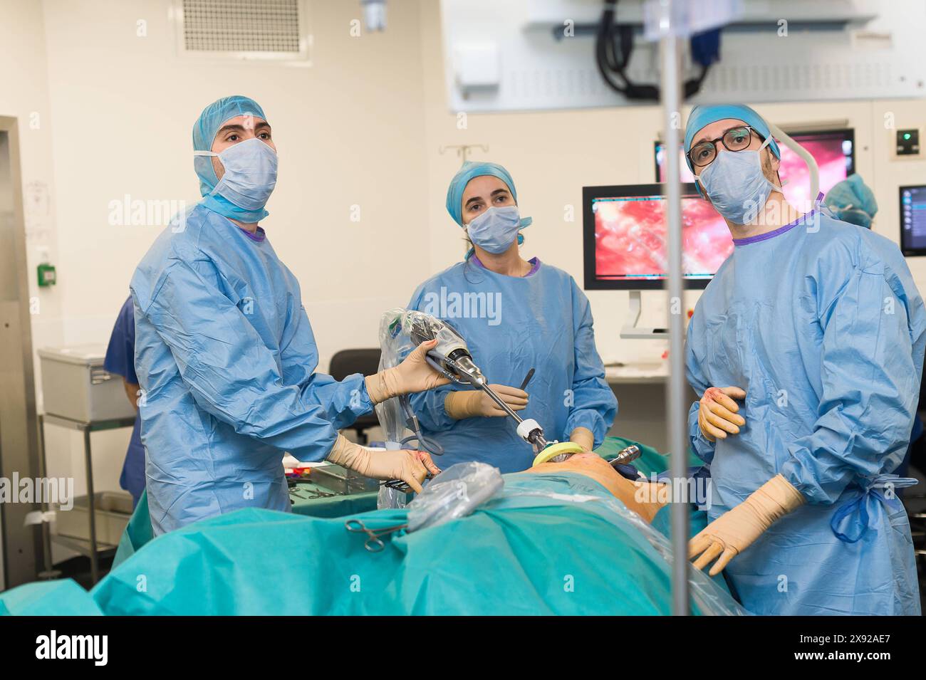 Rapporto all'ospedale universitario di Nizza, ospedale Pasteur, per una prostatectomia radicale con dissezione linfonodale su un paziente di 66 anni affetto da cancro alla prostata ad alto rischio secondo la classificazione D amico. Ecco, laparoscopia. FRANCIA. Prostatectomia laparoscopica assistita dal robot da vinci 015809 023 Foto Stock