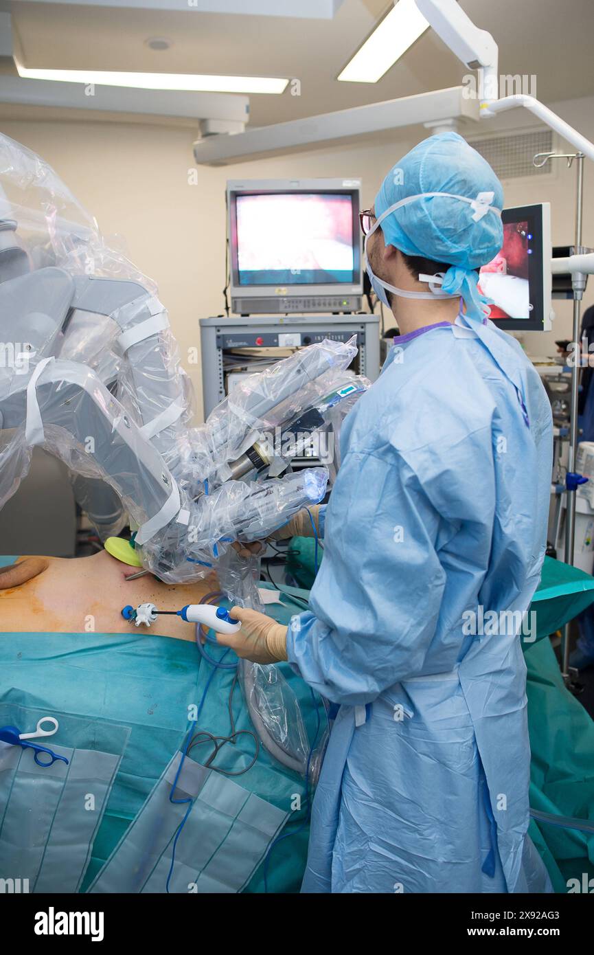 Rapporto all'ospedale universitario di Nizza, ospedale Pasteur, per una prostatectomia radicale con dissezione linfonodale su un paziente di 66 anni affetto da cancro alla prostata ad alto rischio secondo la classificazione D amico. FRANCIA. Prostatectomia laparoscopica assistita dal robot da vinci 015809 056 Foto Stock