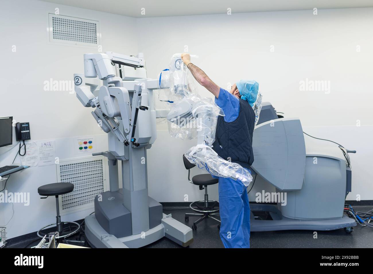 Rapporto all'ospedale universitario di Nizza, all'ospedale Pasteur. Ecco, disinstallando il robot. FRANCIA. Robot da vinci 015809 098 Foto Stock