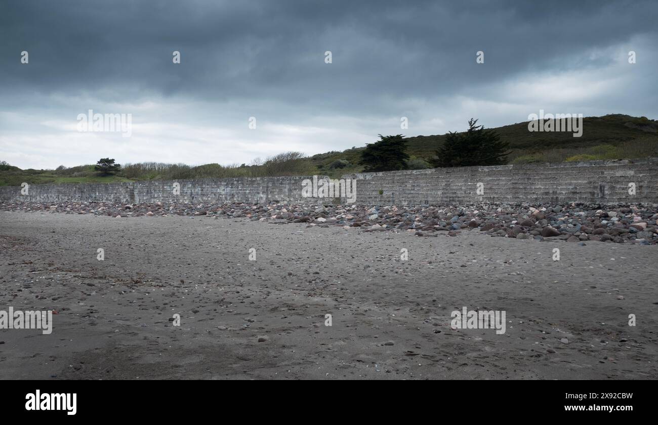 Seconda guerra mondiale; muro anticarro della seconda guerra mondiale a Kennack Sands, Penisola di Lizard, Cornovaglia. Foto Stock