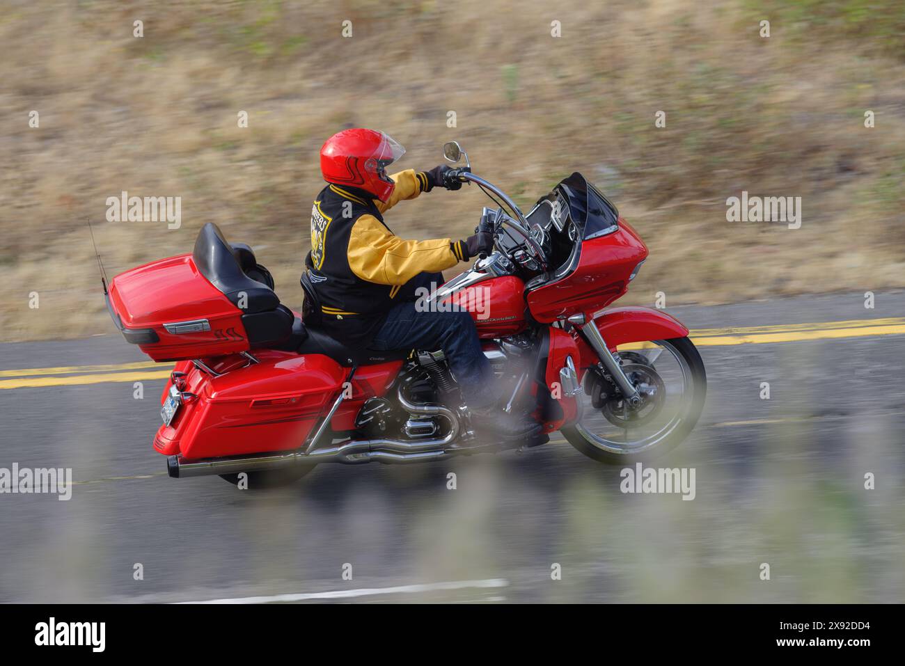 Uomo non identificato mostrato in sella a una moto Harley Davidson. Foto Stock