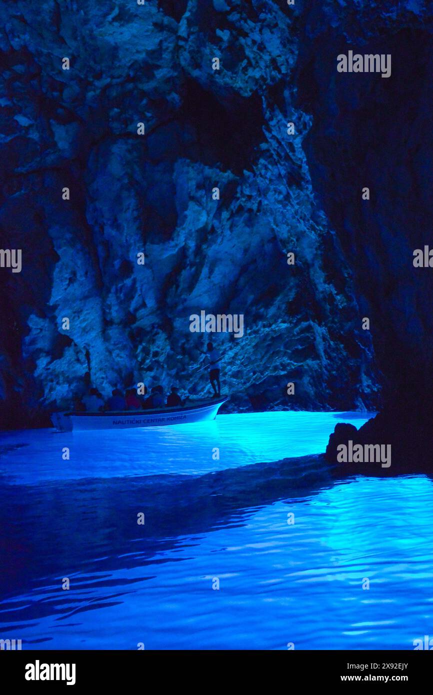 Grotta blu, famosa grotta marina sull'isola di Bisevo, Croazia Foto Stock