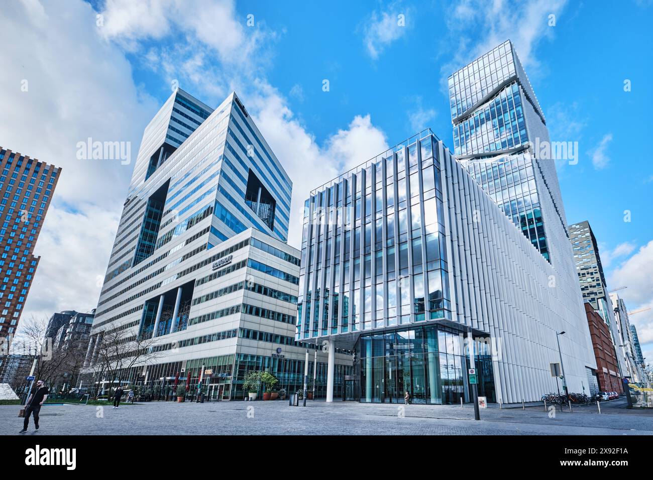 Paesi Bassi, Amsterdam - 10 aprile 2024: Il principale centro finanziario, economico e giudiziario di Amsterdam, comunemente noto come "Zuidas" in una giornata di sole Foto Stock