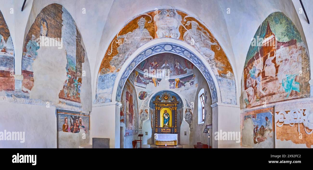 LOCARNO, SVIZZERA - 26 MARZO 2022: Panorama della sala di preghiera medievale della Chiesa dell'Annunziata con tracce affrescate conservate sulle pareti, Locarno, Switz Foto Stock