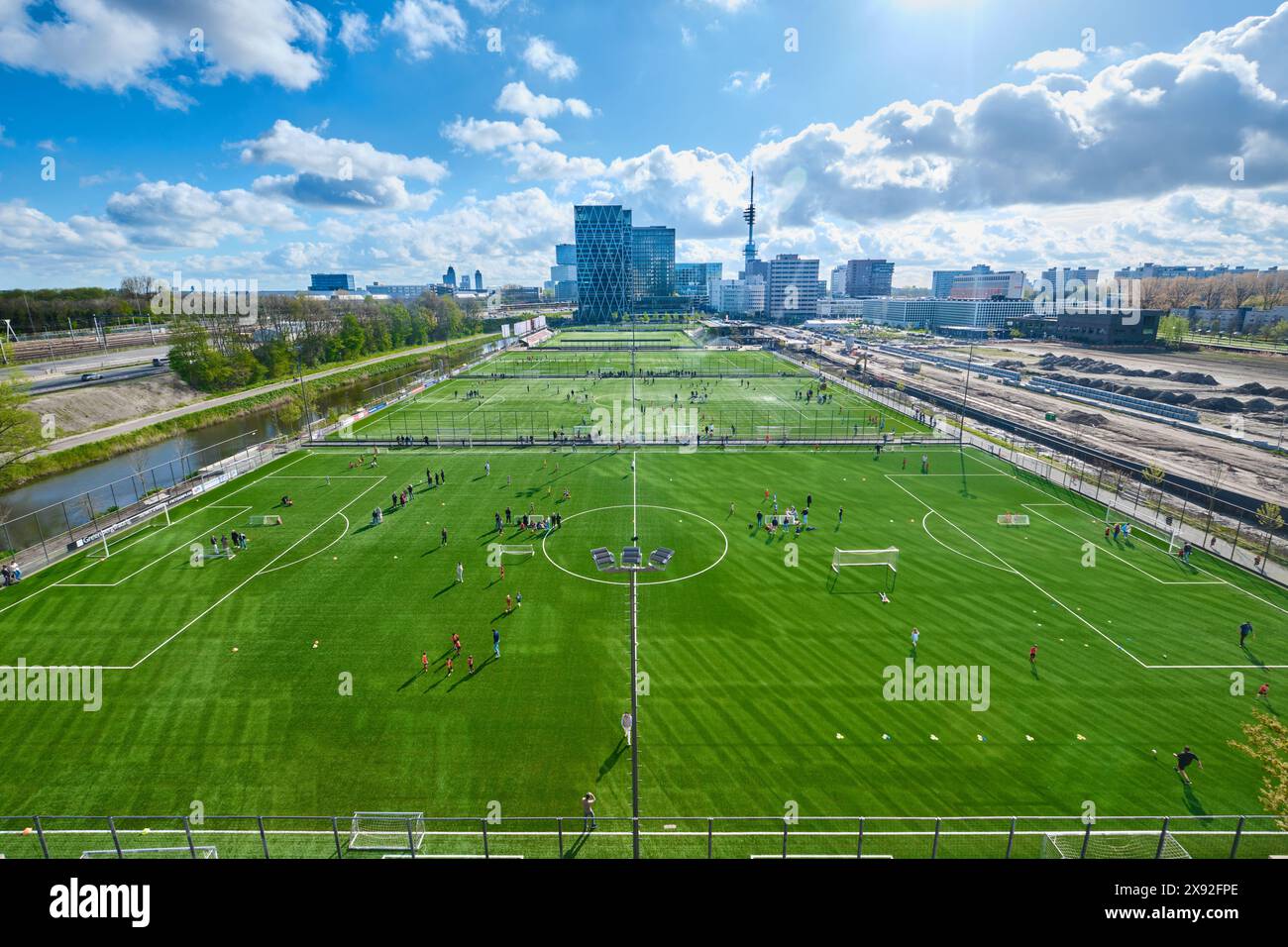 Paesi Bassi, Amsterdam - 10 aprile 2024: Vista dei campi da calcio nel quartiere Zuidas dall'edificio della valle Foto Stock