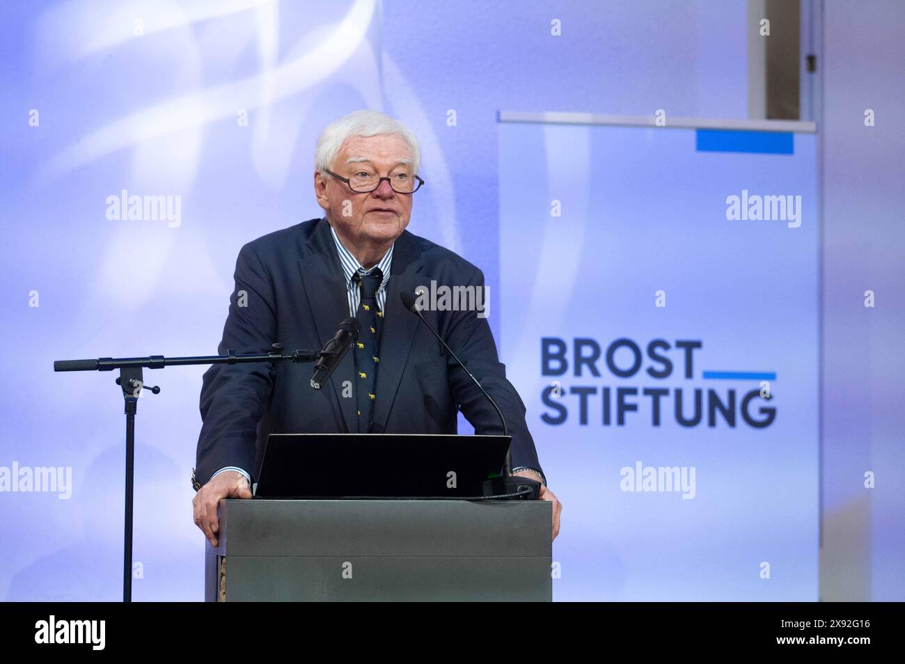 Bodo HOMBACH, Vorstandsvorsitzender der Brost-Stiftung, bei seiner Begruessung, Eroeffnung der Ausstellung WOANDERS IST UEBERALL von Dieter Nuhr in der Kreuzeskirche Essen, 28.05.2024. *** Bodo HOMBACH, Presidente della Fondazione Brost, nel suo discorso di benvenuto, inaugurazione della mostra WOANDERS IST UEBERALL di Dieter Nuhr nella Kreuzeskirche Essen, 28 05 2024 Foto Stock