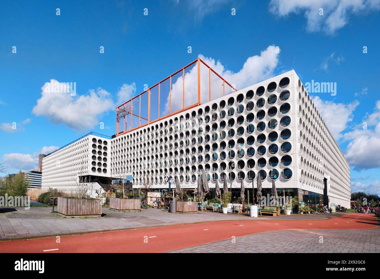 Paesi Bassi, Amsterdam - 7 aprile 2024: Ravel Residence, Student Experience nel quartiere Zuidas, un moderno centro studentesco con facciata architettonica moderna Foto Stock