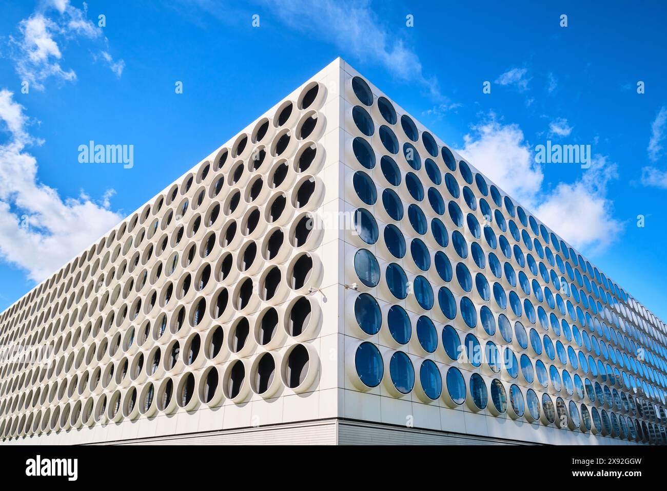 Paesi Bassi, Amsterdam - 7 aprile 2024: Ravel Residence, Student Experience nel quartiere Zuidas, un moderno centro studentesco con facciata architettonica moderna Foto Stock