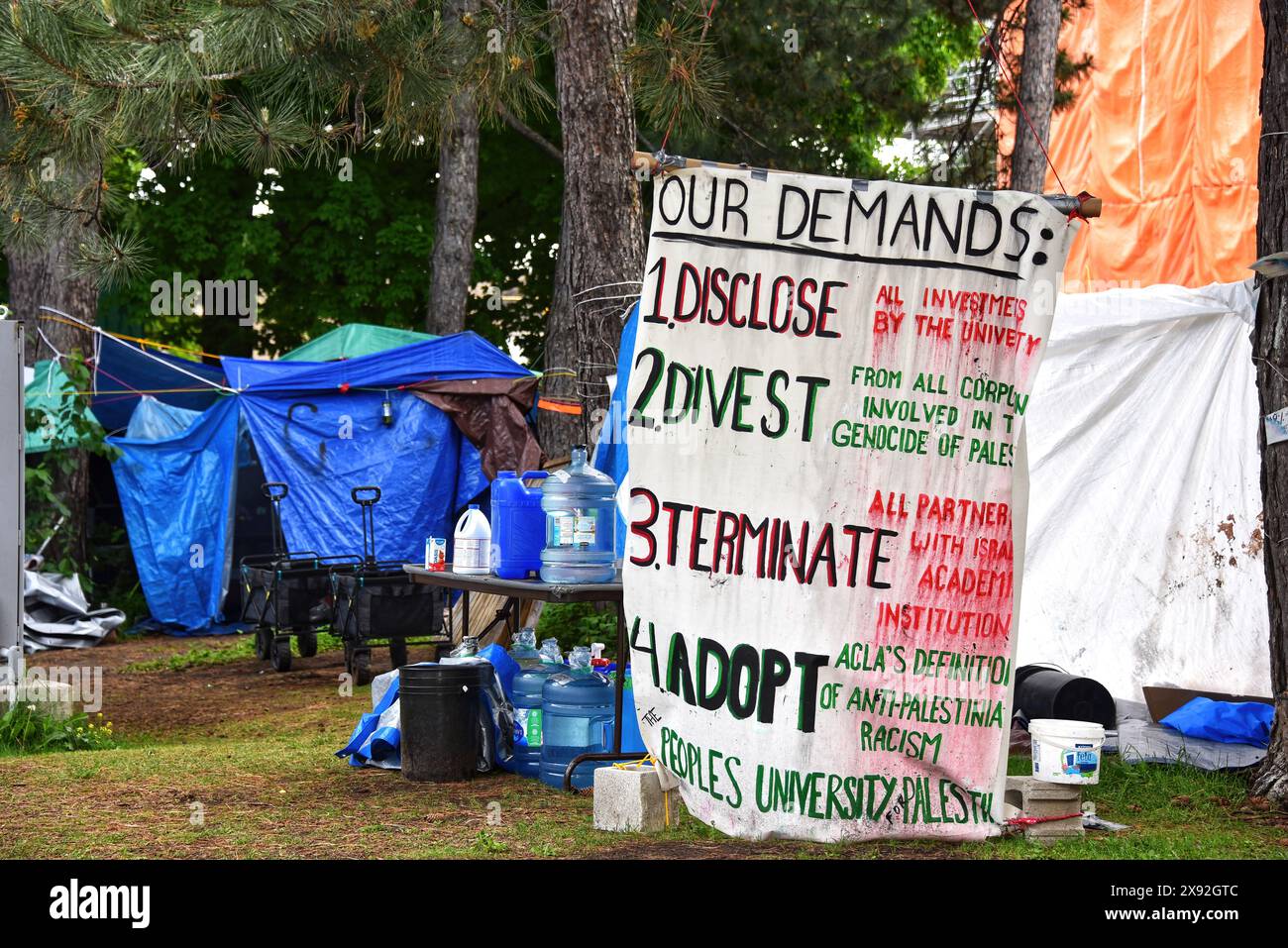 Ottawa, Canada - 28 maggio 2024: Una protesta filo-palestinese si è evoluta da sit-in a accampamento, poiché sul prato di Tabaret Hall sono state erette diverse tende. Questo nonostante il fatto che l'Università abbia dichiarato che nessun accampamento sarebbe stato tollerato il giorno prima. Le loro richieste sono elencate nell'immagine. Proteste simili si sono svolte in altre università del mondo. Foto Stock
