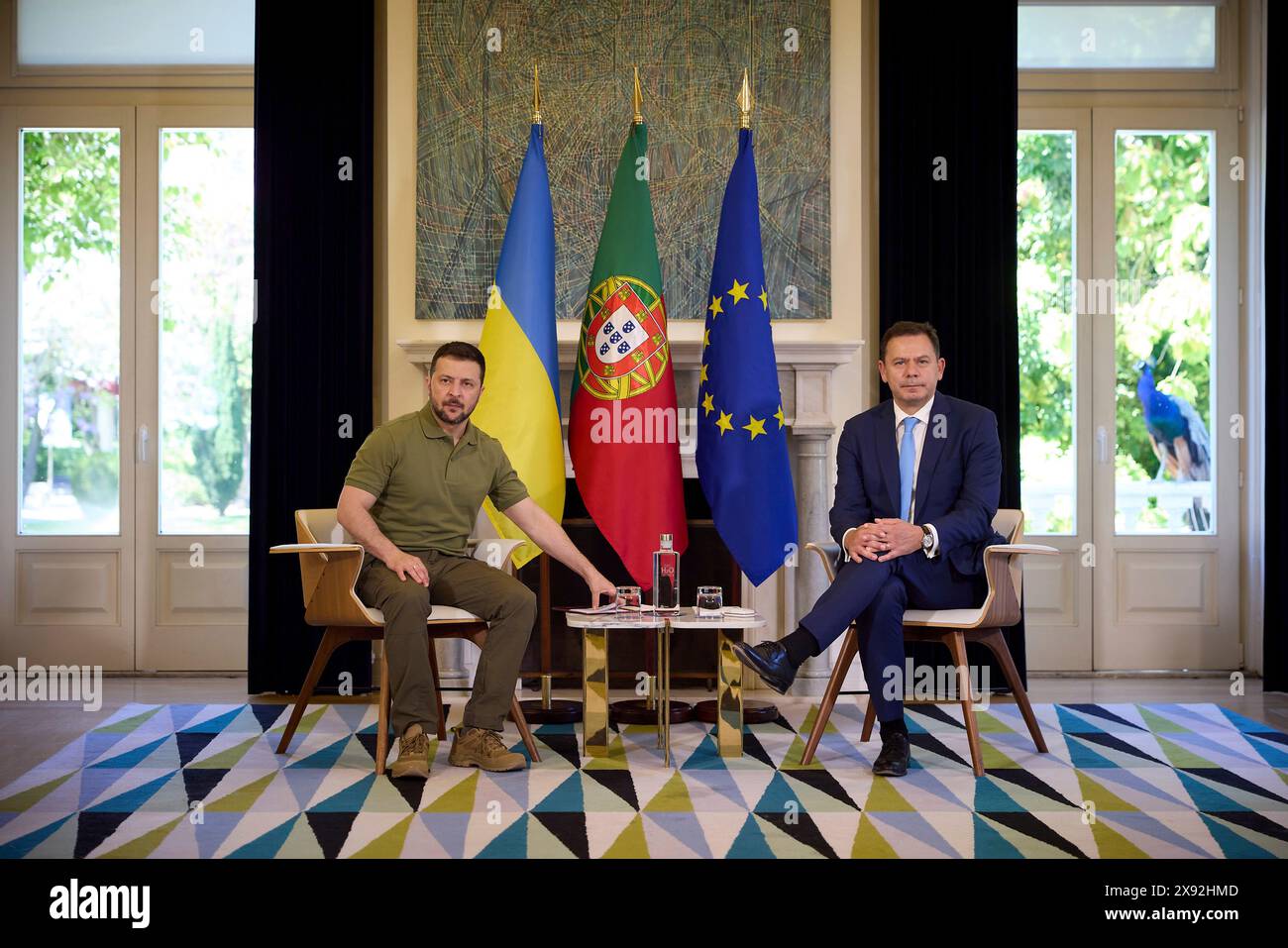 Lisbona, Portogallo. 28 maggio 2024. Primo ministro portoghese Luís del Montenegro, a destra, prima dell'inizio di un incontro bilaterale faccia a faccia con il presidente ucraino Volodymyr Zelenskyy, a sinistra, al Palazzo Sao Bento, 28 maggio 2024 a Lisbona, Portogallo. Il Portogallo ha accettato di fornire circa 150 milioni di dollari in assistenza militare come parte del nuovo accordo bilaterale di sicurezza. Credito: Pool Photo/Ufficio Stampa Presidenziale ucraino/Alamy Live News Foto Stock