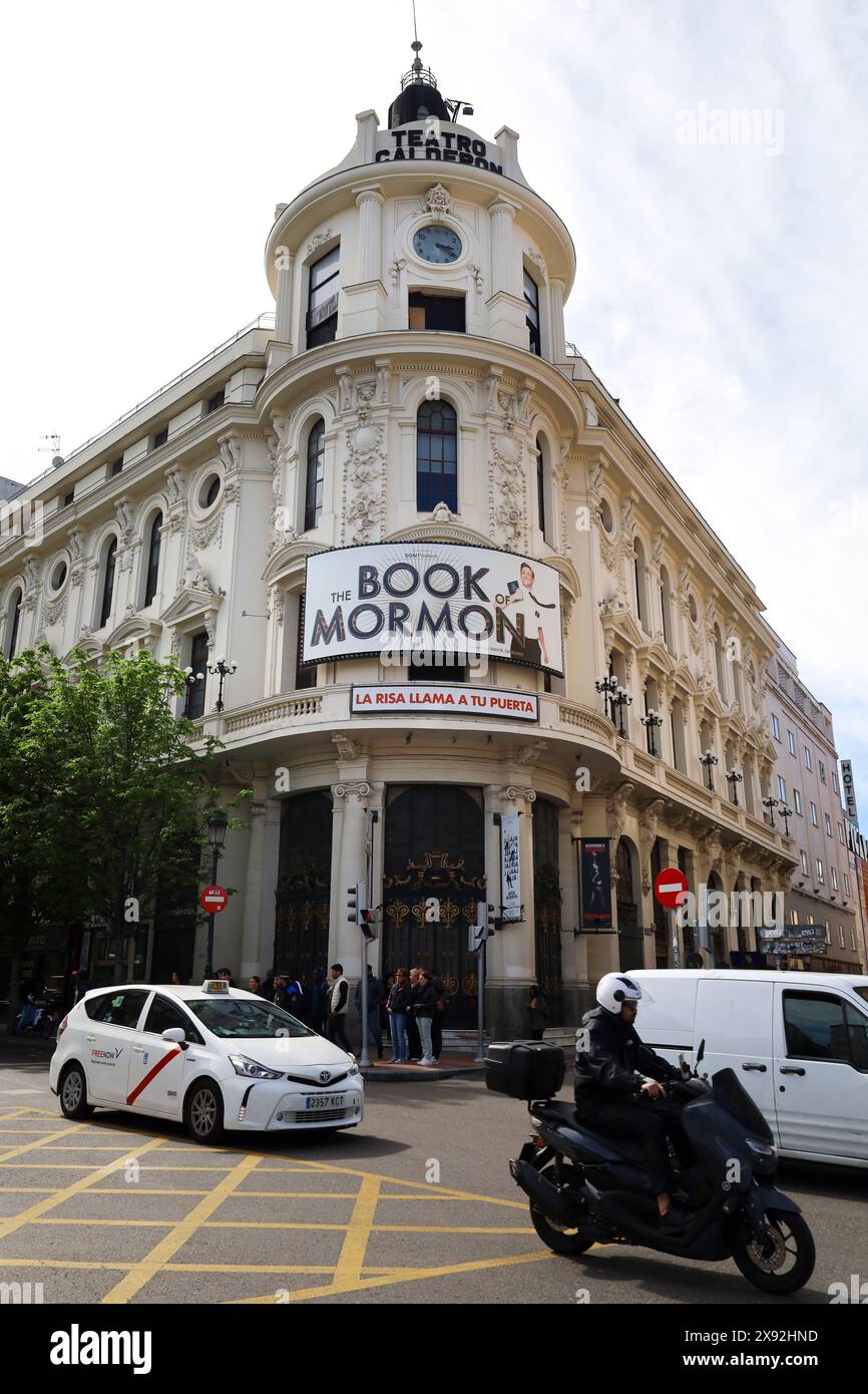 Madrid, Spagna - 8 aprile 2023: Bellissimo edificio del Teatro Calderon in via Atocha, Madrid Foto Stock