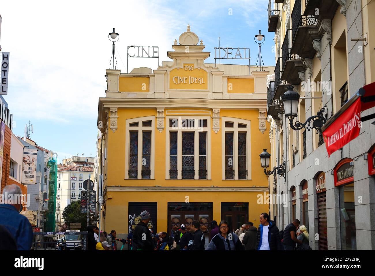 Madrid, Spagna - 8 aprile 2024: Splendida facciata ideale di Yelmo Cines nella città di Madrid Foto Stock
