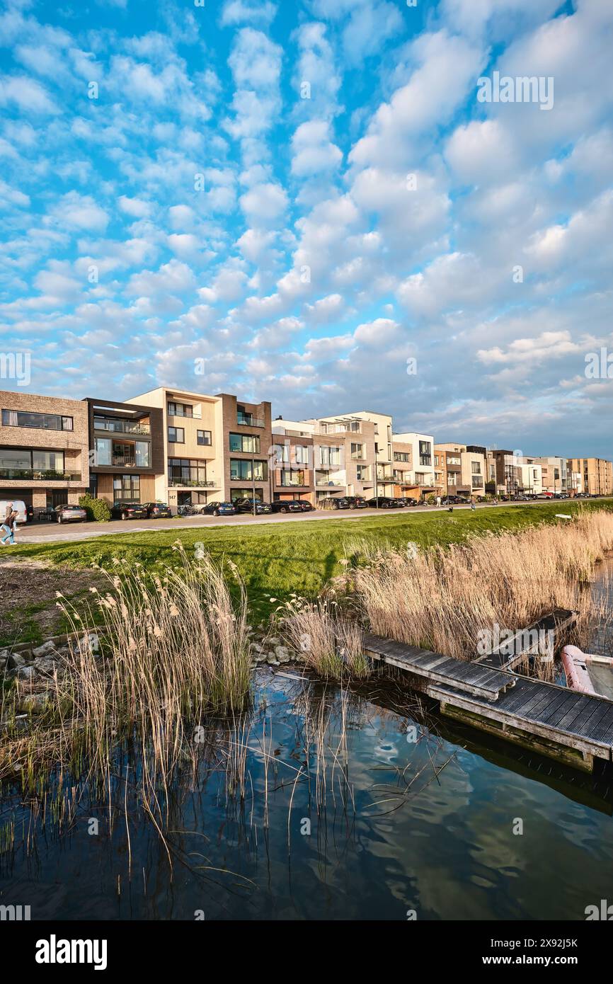 Paesi Bassi, Amsterdam - 10 aprile 2024: Edifici residenziali e architettura moderna in mattoni nel quartiere di Ijburg Foto Stock