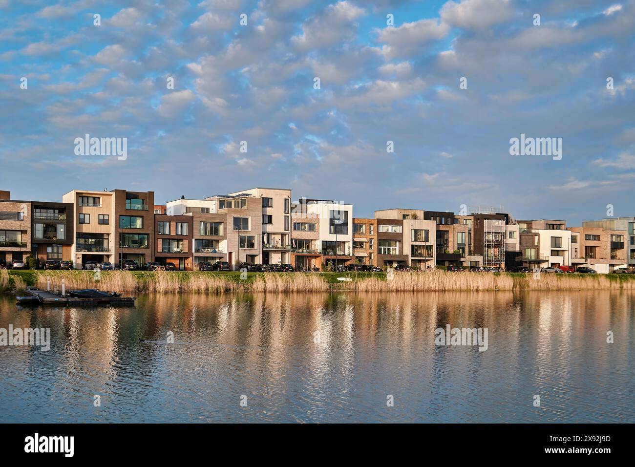 Paesi Bassi, Amsterdam - 10 aprile 2024: Edifici residenziali e architettura moderna in mattoni nel quartiere di Ijburg Foto Stock