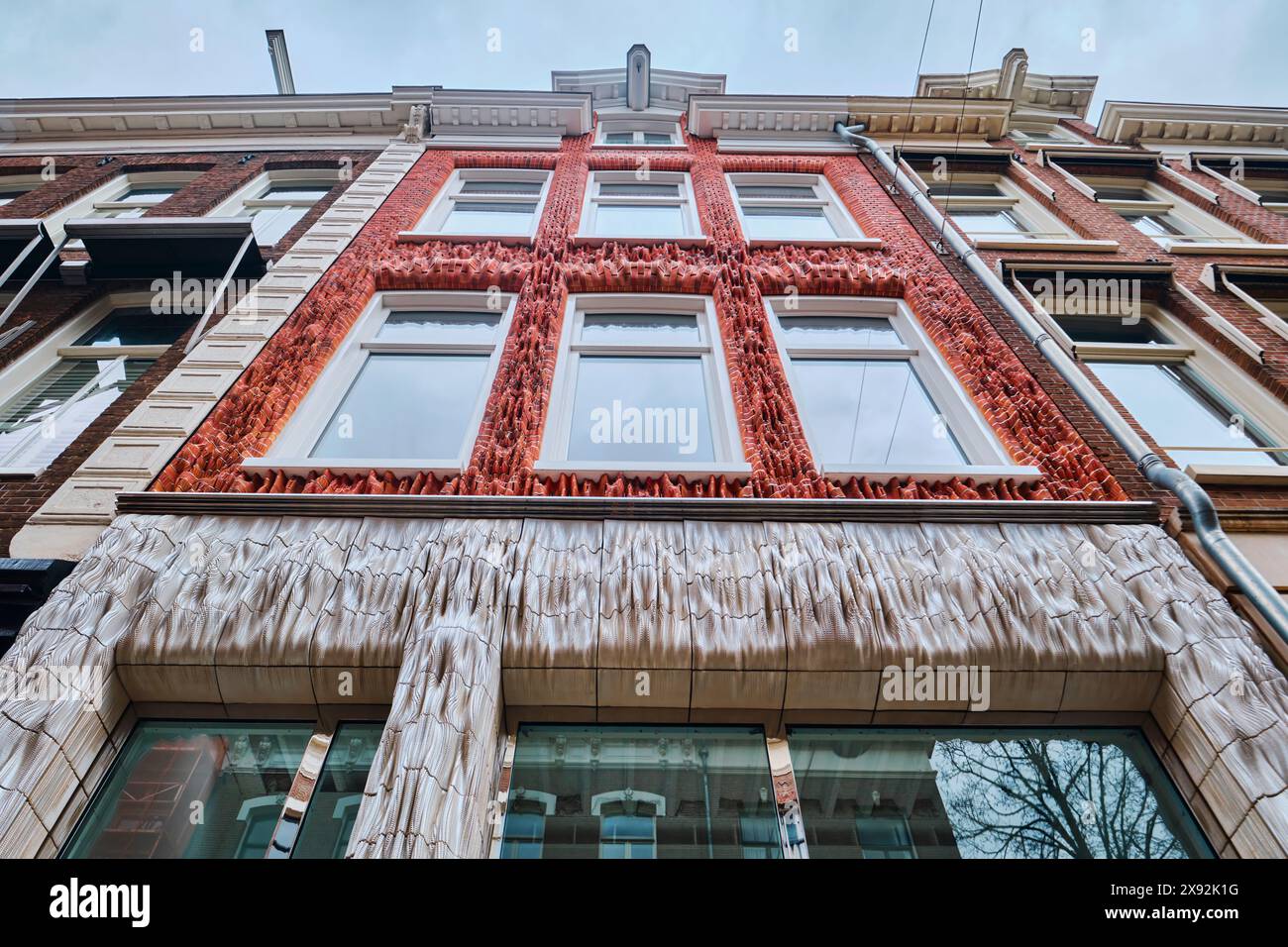 Paesi Bassi, Amsterdam - 10 aprile 2024: Facciata piastrellata in ceramica stampata in 3D a Hooftstraat, progettata dallo Studio RAP Foto Stock