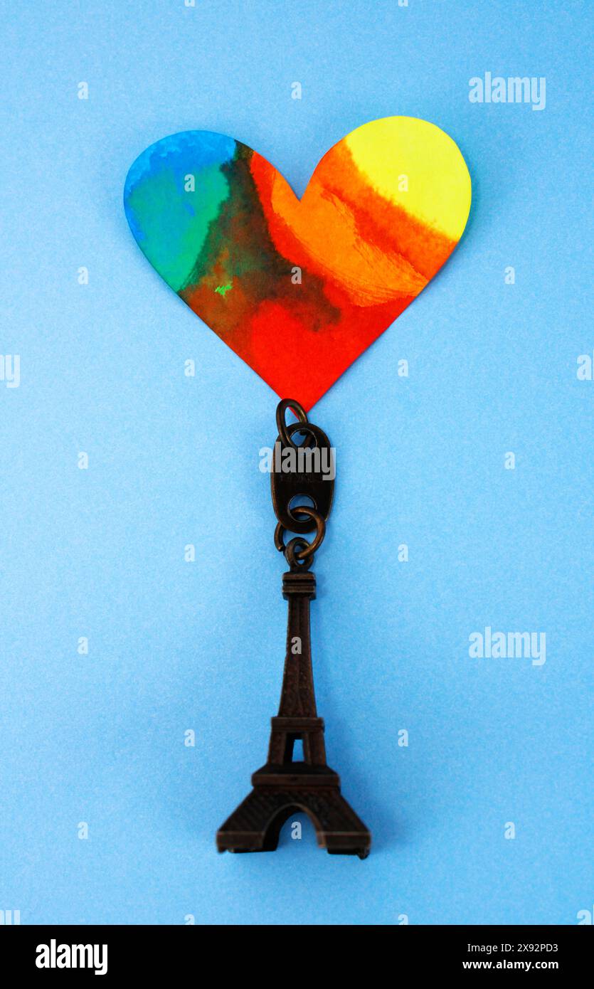 Cuore colorato e multicolore sulla Torre Eiffel Foto Stock