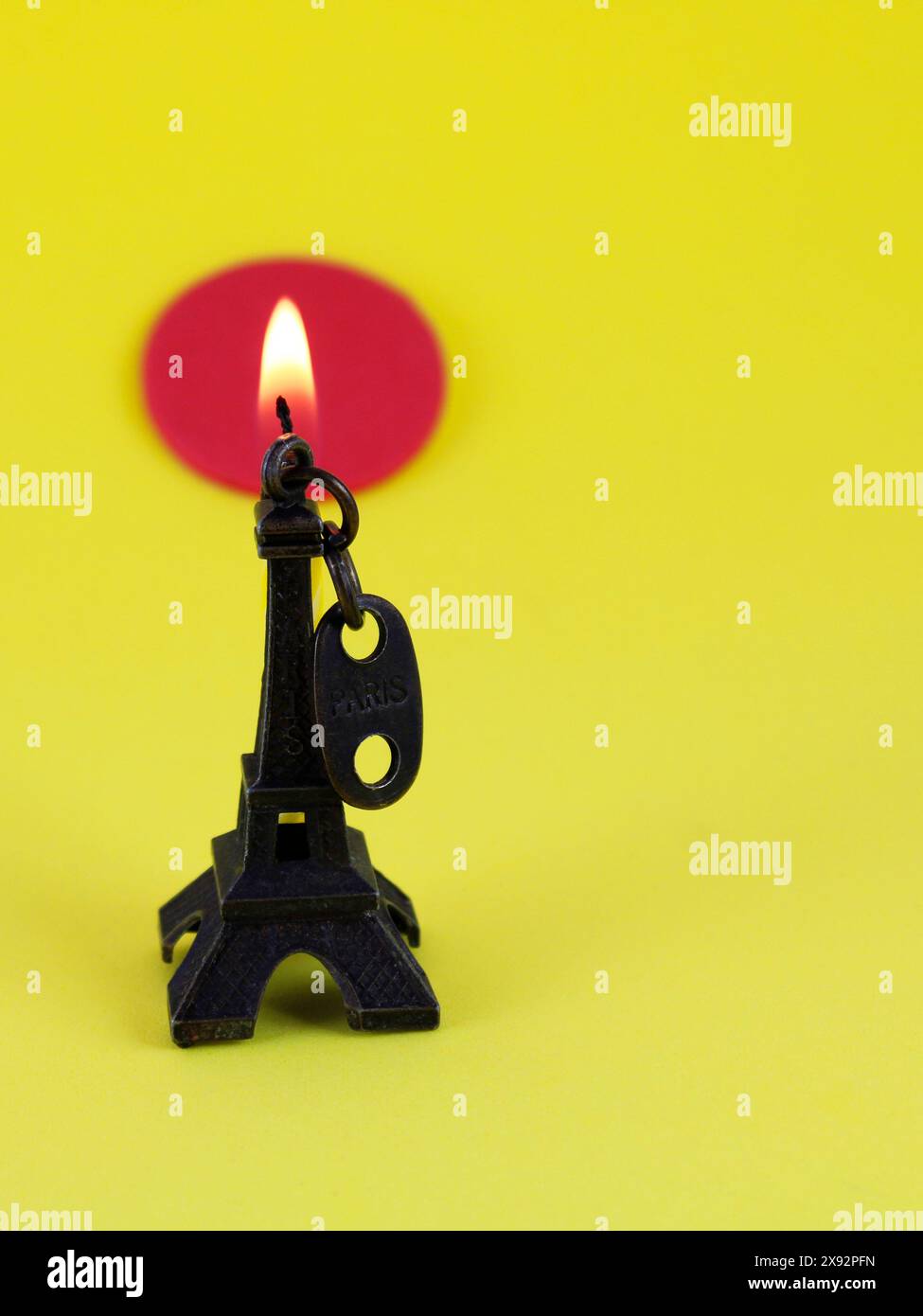 Fiamma olimpica sulla Torre Eiffel con cerchio rosso sullo sfondo Foto Stock