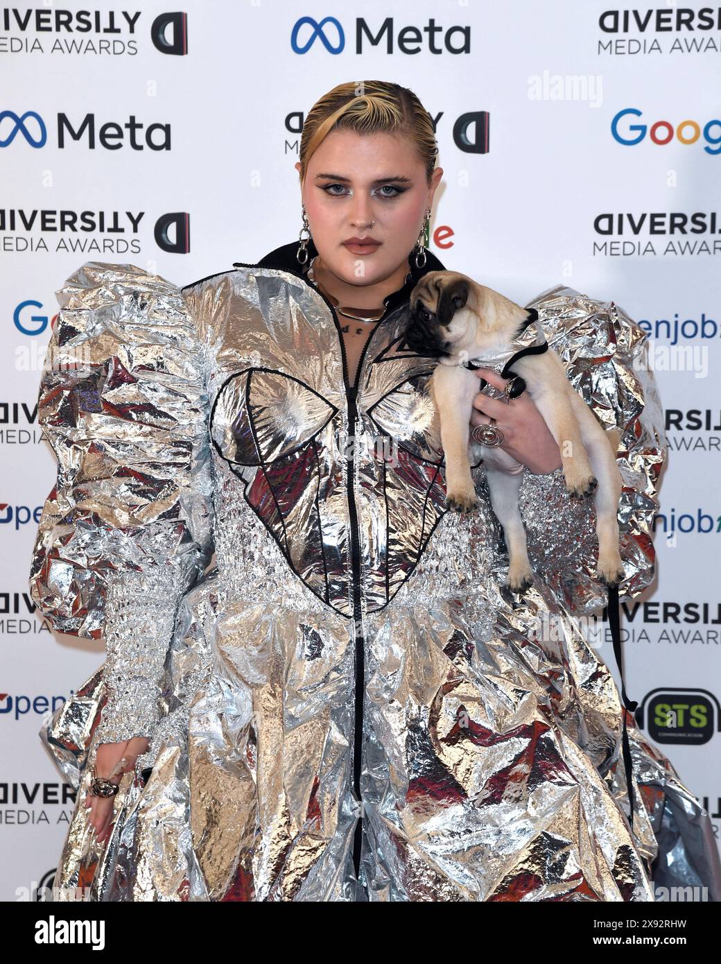 Milano, Italia. 28 maggio 2024. Milano, "Diversity media Awards" - arrivi ospiti al Teatro Lirico Giorgio Gaber - Bigmama con il cane Carlo Credit: Independent Photo Agency/Alamy Live News Foto Stock