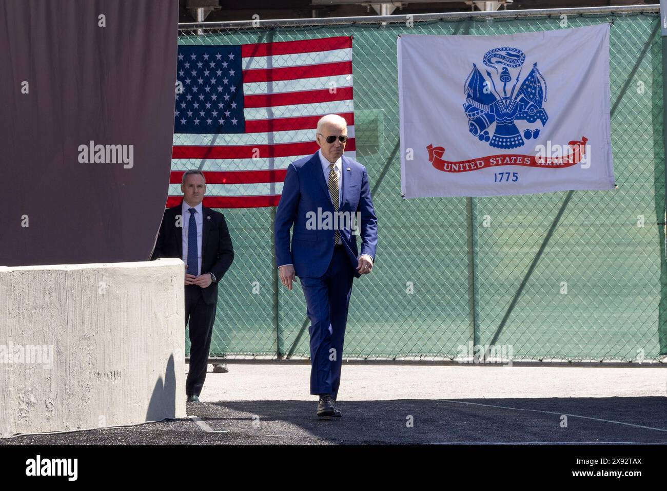 West Point, Stati Uniti. 25 maggio 2024. U. Il presidente Joe Biden arriva per consegnare il discorso di inizio alla classe di laurea dell'Accademia militare degli Stati Uniti al Michie Stadium, il 25 maggio 2024, a West Point, New York. Credito: Kyle Osterhoudt/U.S. Army/Alamy Live News Foto Stock