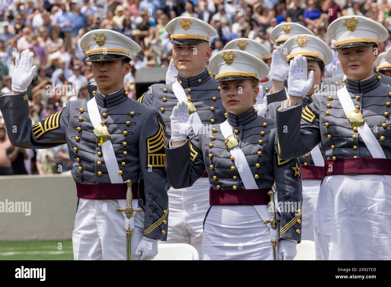 West Point, Stati Uniti. 25 maggio 2024. I cadetti dell'Accademia militare degli Stati Uniti sono commissionati come secondi luogotenenti mentre prestano giuramento durante la cerimonia di laurea e incarico al Michie Stadium, il 25 maggio 2024, a West Point, New York. Credito: Kyle Osterhoudt/U.S. Army/Alamy Live News Foto Stock