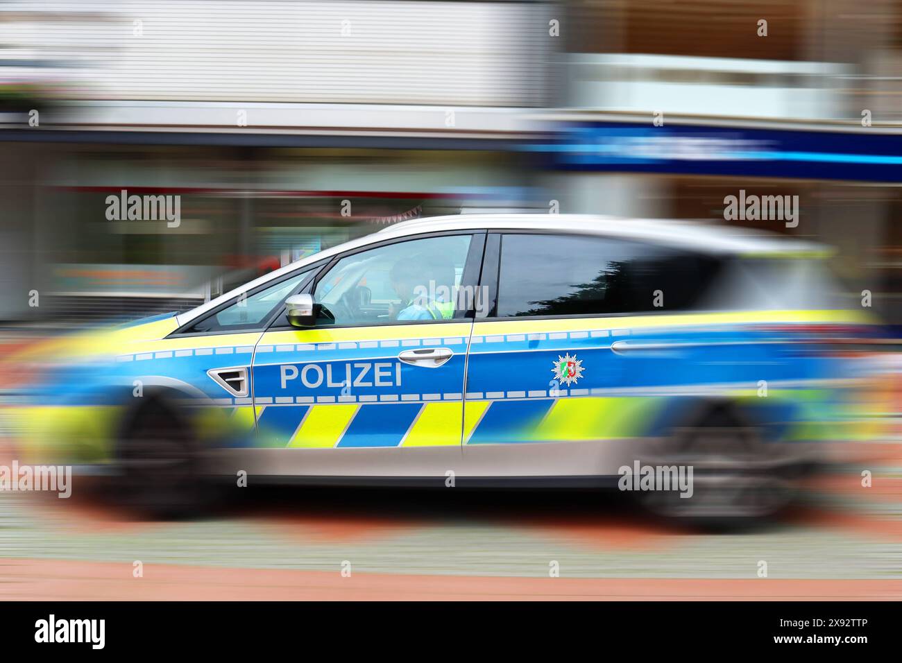 Einsatz der Polizei BEARBEITET: Ein Polizeifahrzeug der Landespolizei NRW befindet sich in einer Einsatzfahrt *** dispiegamento di polizia CHE LAVORA Un veicolo di polizia della polizia di stato della NRW è in missione Foto Stock