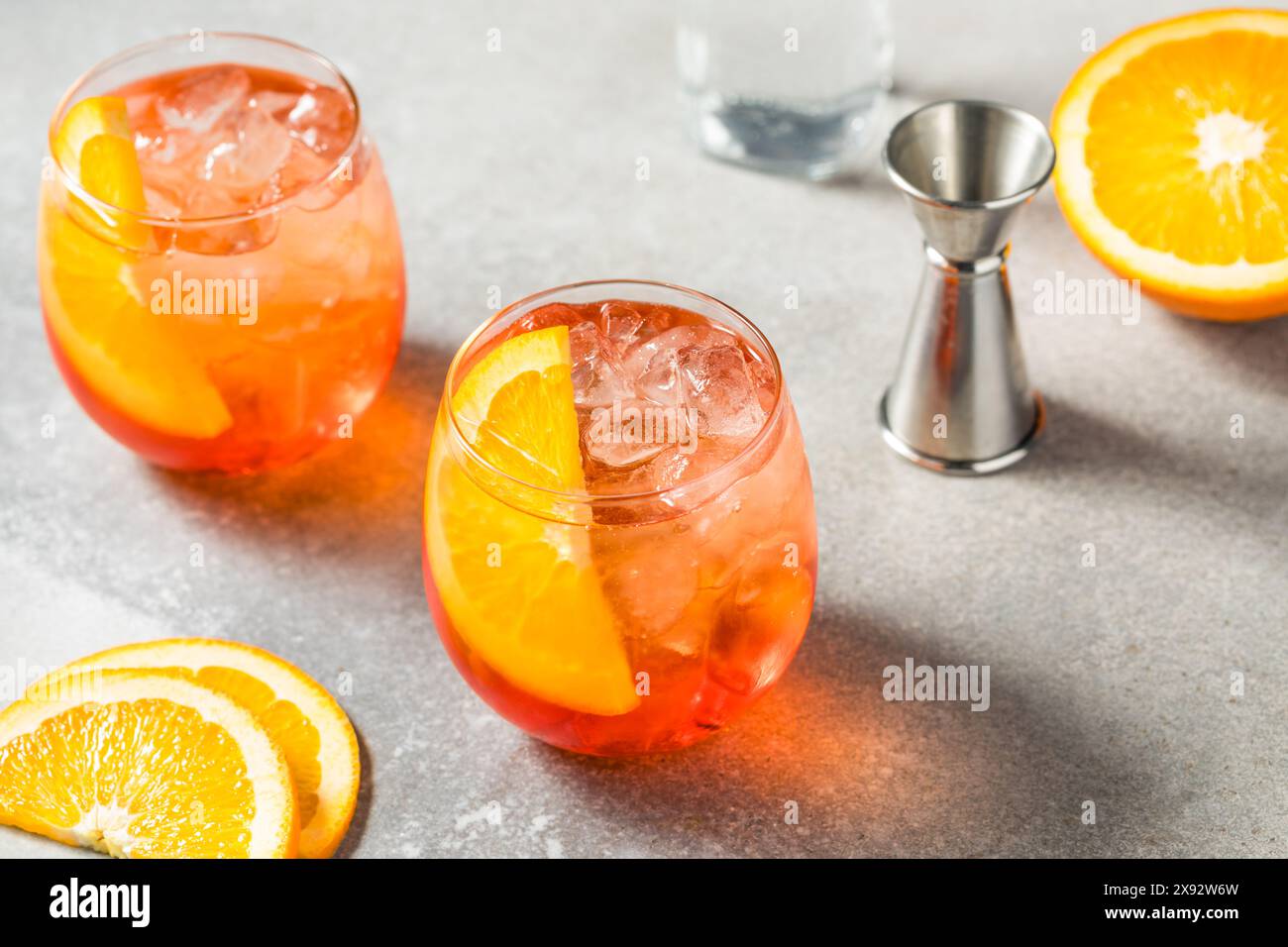 Rinfrescante cocktail italiano Aperol Spritz con una fetta di arancia Foto Stock