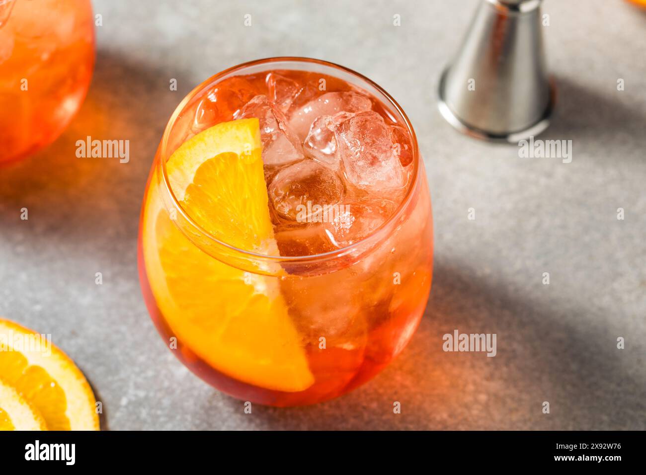Rinfrescante cocktail italiano Aperol Spritz con una fetta di arancia Foto Stock