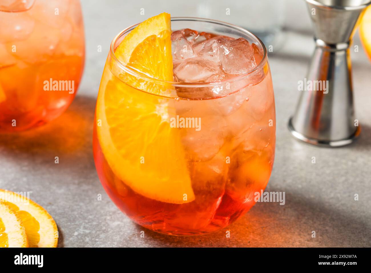 Rinfrescante cocktail italiano Aperol Spritz con una fetta di arancia Foto Stock